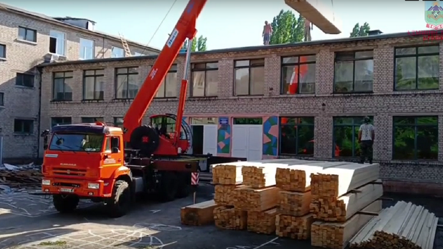 Брянские специалисты продолжают ремонтировать школу №23 в Брянке