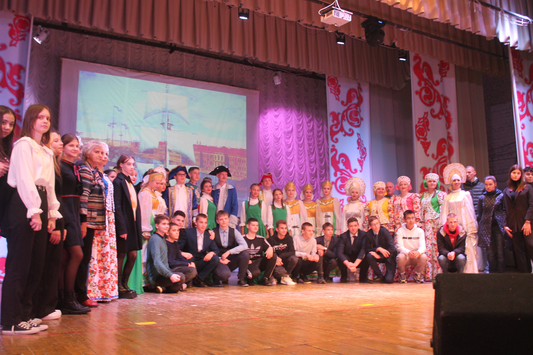 В Карачевском РДК прошел театрализованный концерт, посвященный 350-летию Петра I