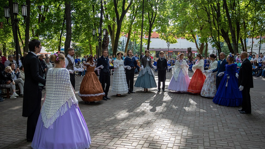 Участники «Толстовского бала» поделились впечатлениями о брянском парке имени А. К. Толстого