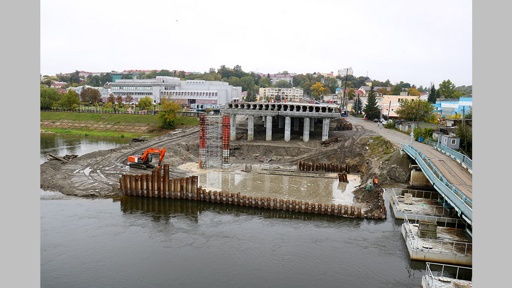 В Брянске продолжается строительство моста на набережной