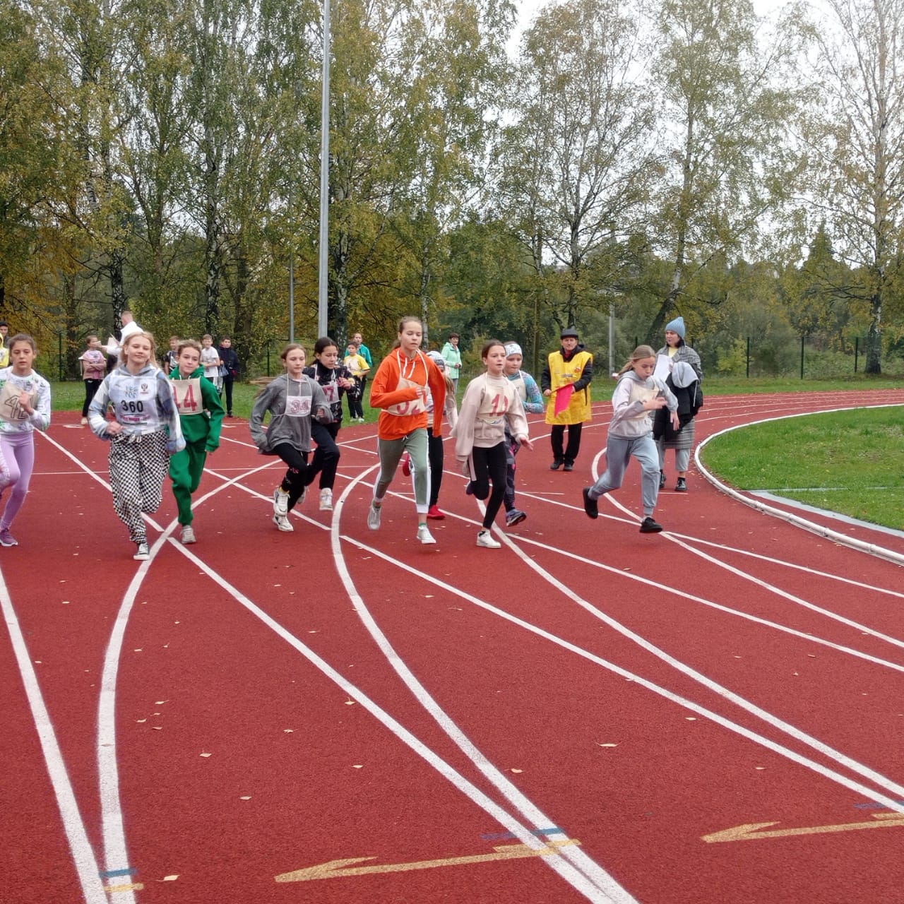 В Карачеве прошел осенний легкоатлетический кросс среди школьников