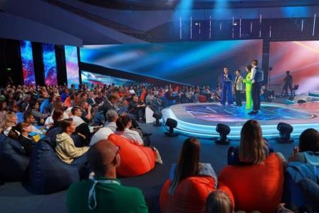 Свыше 200 выдающихся спикеров делятся опытом с молодежью на Просветительском марафоне «Знание»