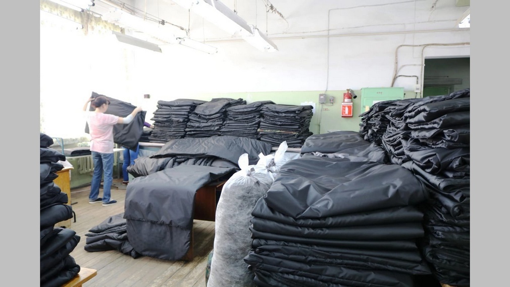 Дубровская швейная фабрика сшила 8 тысяч спальных мешков для мобилизованных