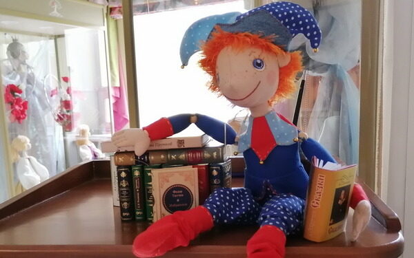 Брянский театр кукол запускает новый проект «На ладошке — книжка»