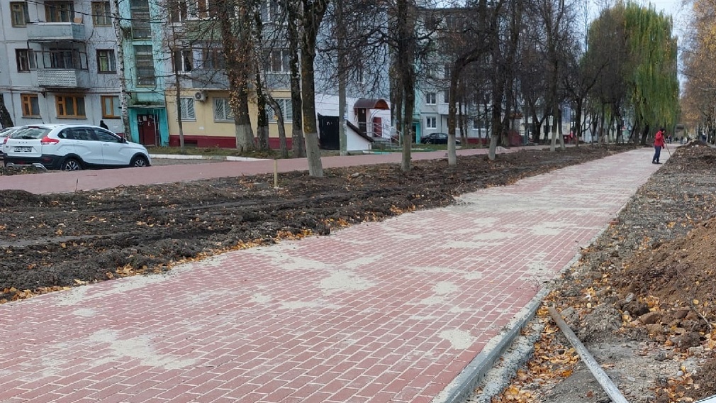 В Брянске на улице Крахмалева продолжают обустраивать тротуары