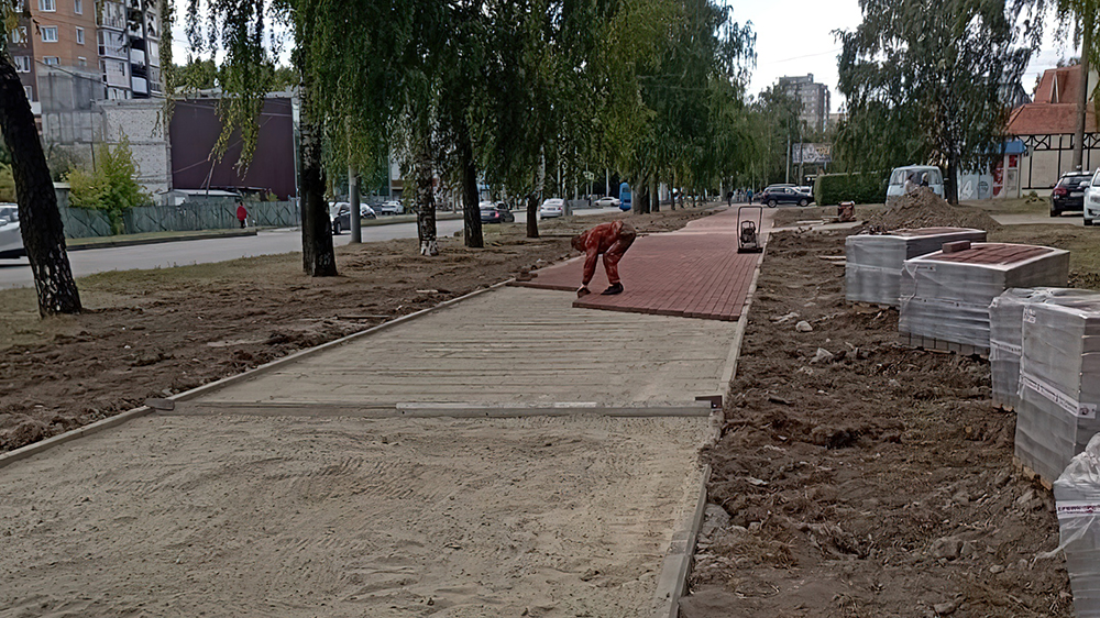 В Брянске на улице Крахмалева строят последний участок тротуара