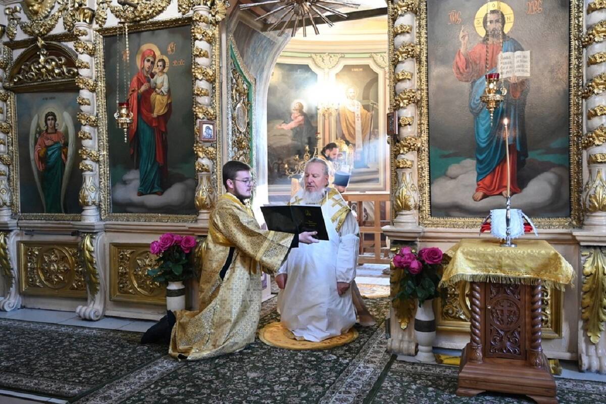 В поселке Бежичи после реставрации освящен храм во Имя Святой Троицы