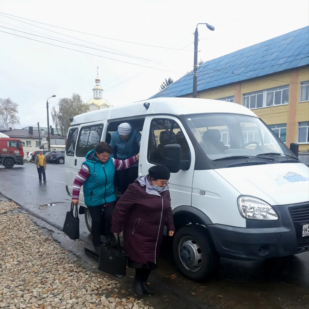 На диспансеризацию из сел Брянщины доставили более 5 тысяч пожилых людей