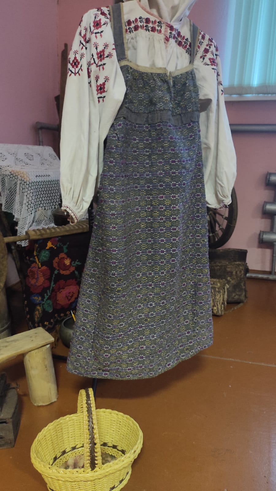 Песоченский Дом культуры получил в дар народный костюм начала 20 века