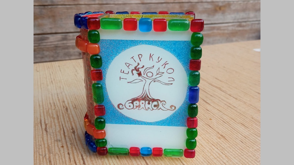 Народный мастер Игорь Куликов подарил Брянскому театру кукол подарок из стекла