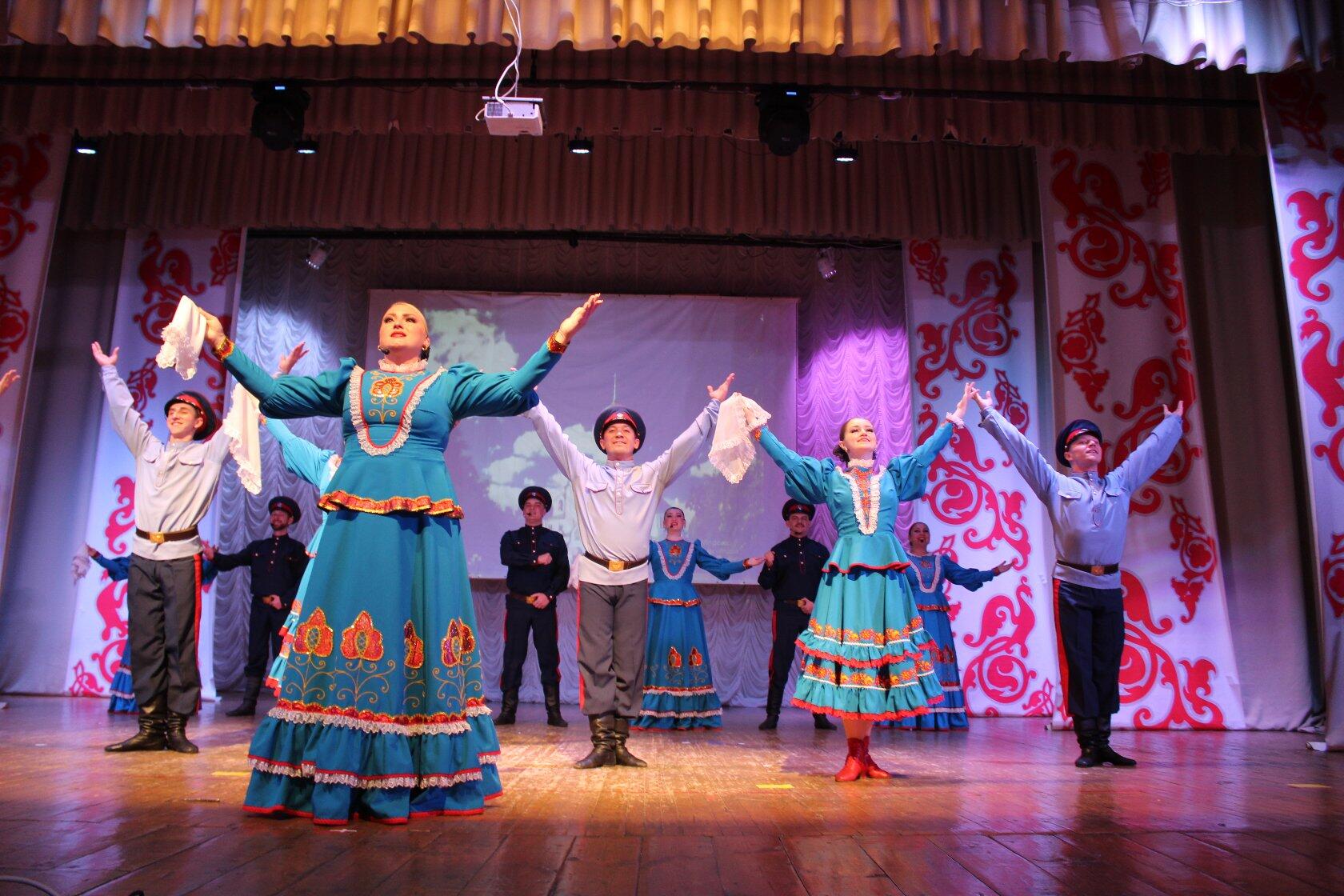  В Карачеве состоялся концерт ансамбля  песни и танца «Околица»  (г.Донецк) и ансамбля народных инструментов «Надея» (г.Брянск)