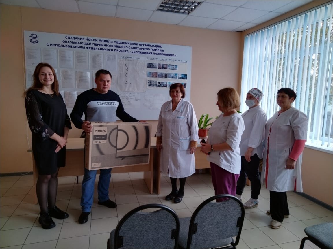 Представители АО «Метаклэй» подарили детской поликлинике новый телевизор