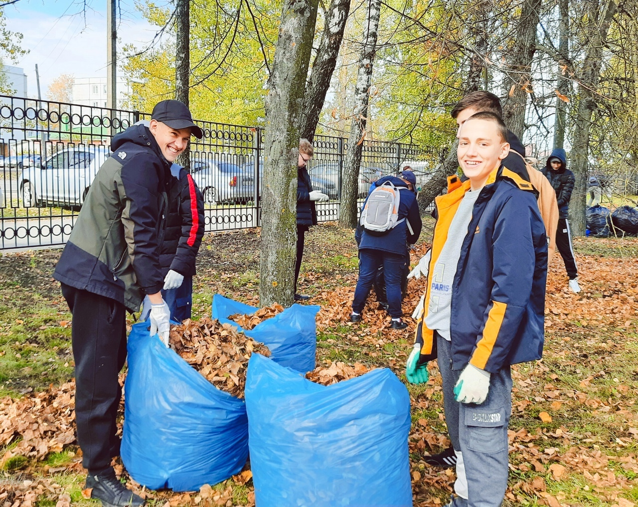 Студенты посвятили субботник «Осенней неделе добра»