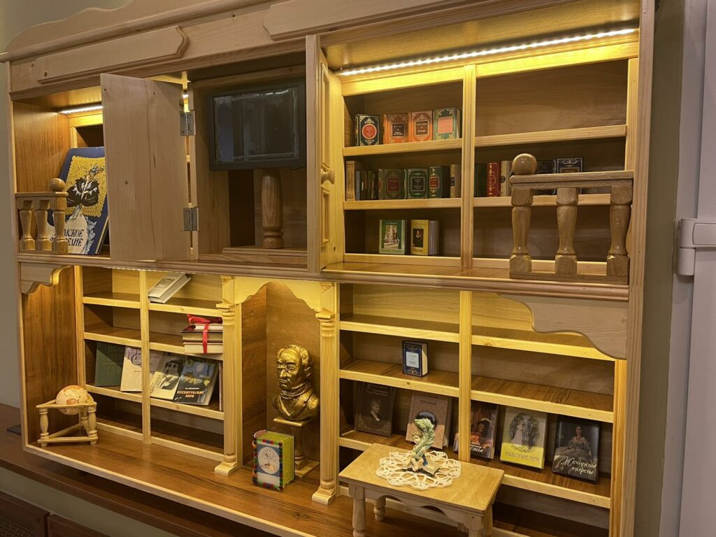   Библиотека с миниатюрными книгами экспонируется в Брянском театре кукол