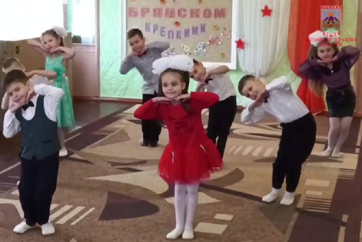 Жители Брянки поблагодарили Александра Богомаза и брянцев за обновленный детский сад «Радуга»