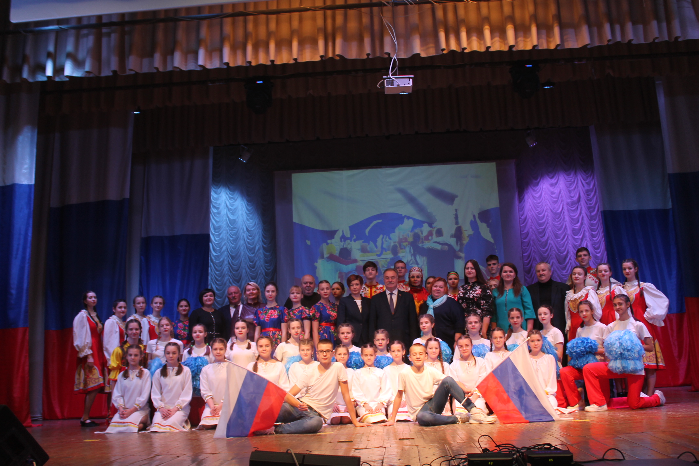 В Карачевском РДК прошел тематический концерт «В единстве народа — сила России!»