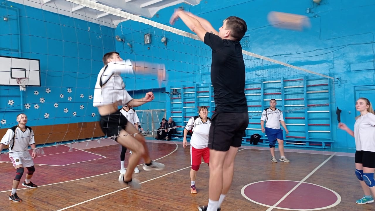 В Карачеве прошли первые календарные игры Чемпионата Брянской области по волейболу