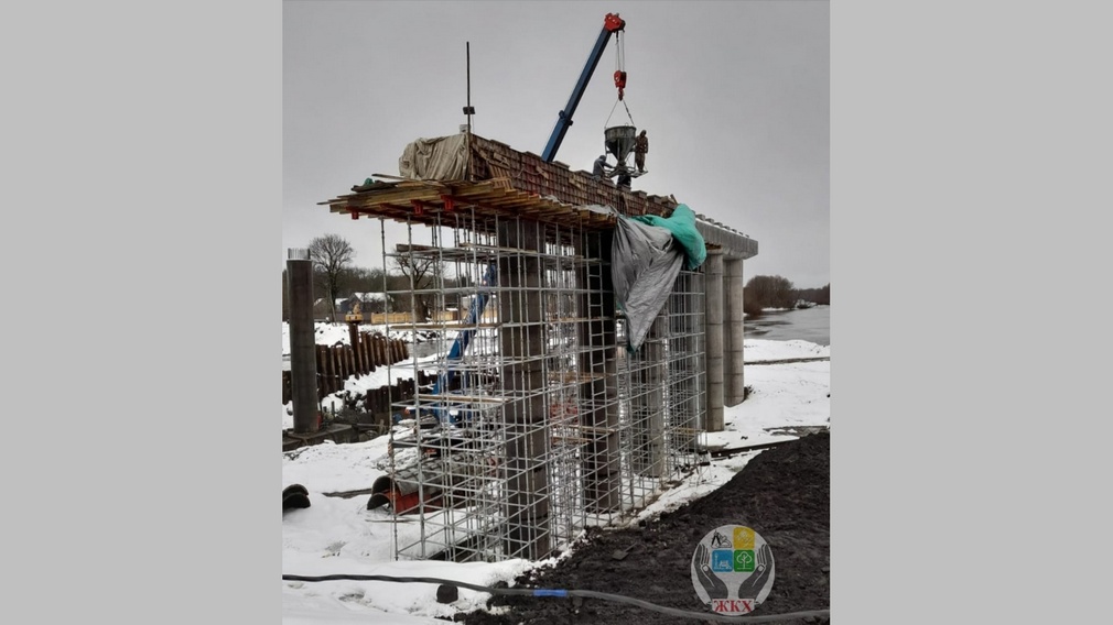 В Брянске специалисты ведут работы на Славянском мосту