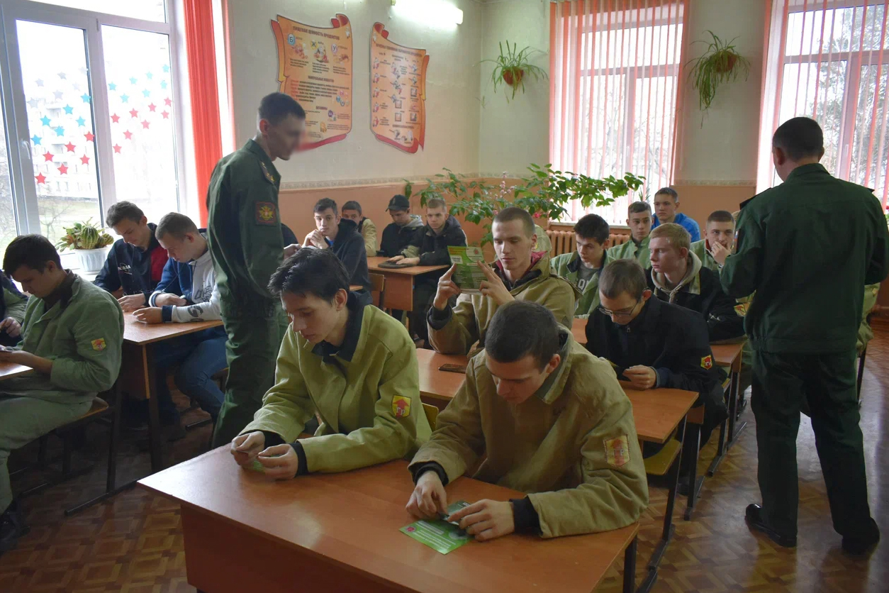 Военнослужащие Брянского соединения рассказали молодёжи о службе по контракту