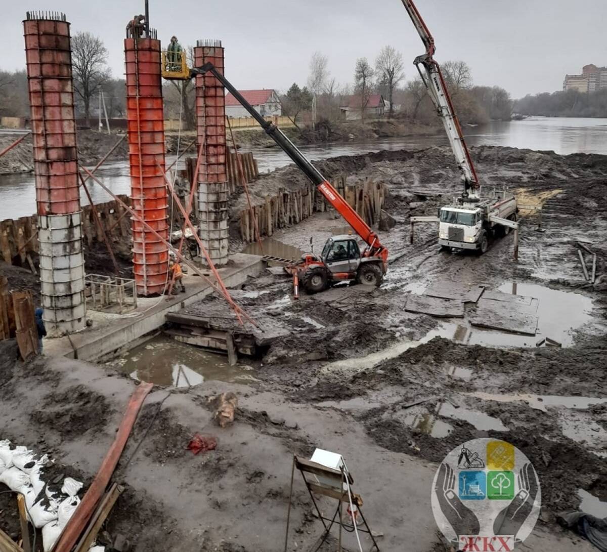 На Славянском мосту в Брянске бетонируют стойки опоры №7