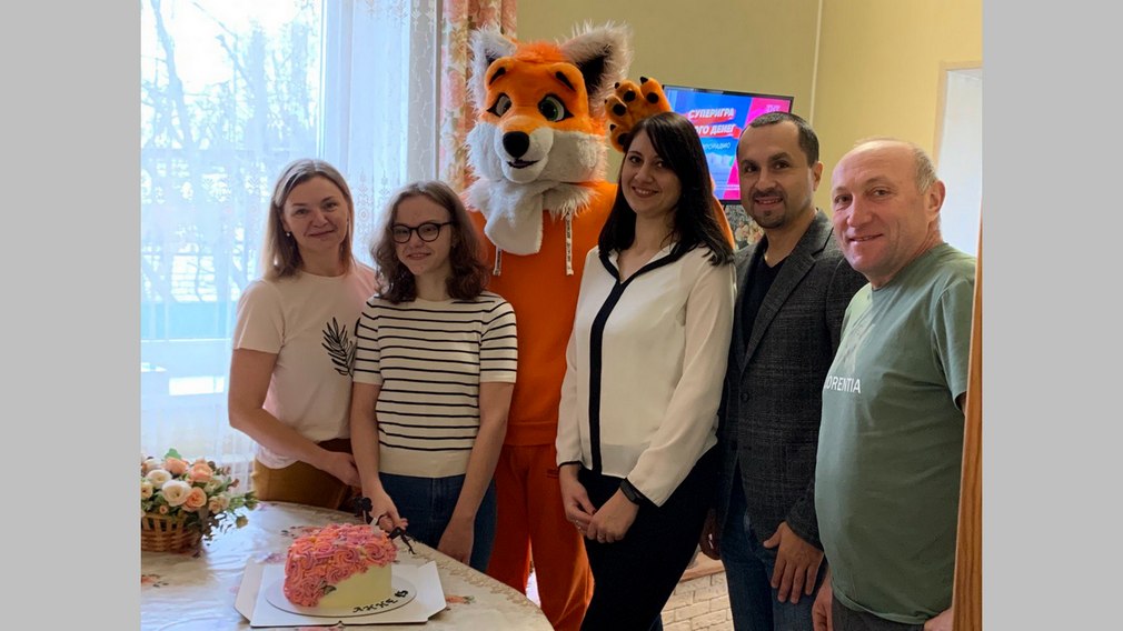 В Брянске «Клуб Добряков» поздравил девочку Аню с 15-летием