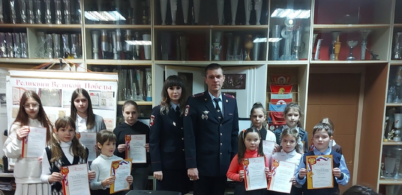 Сотрудники полиции наградили карачевских юных художников