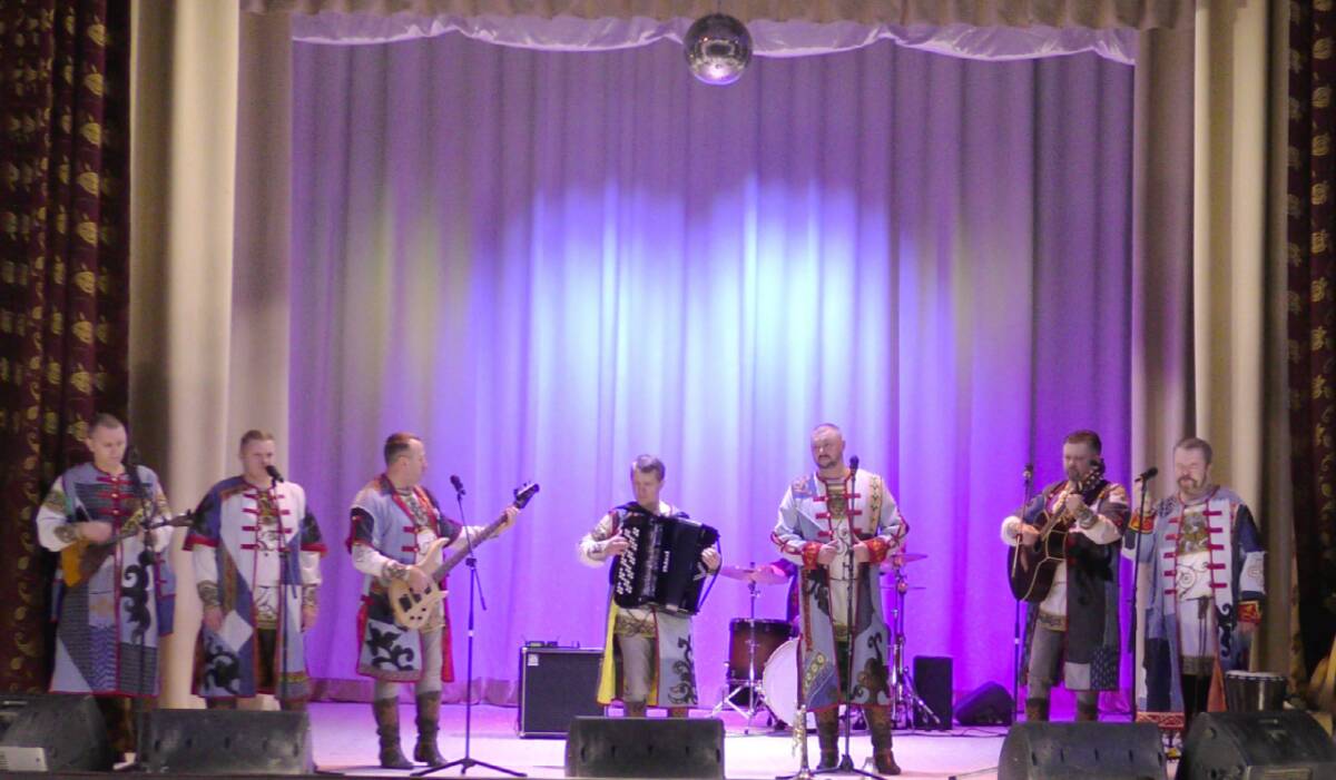 В брянской Суземке ансамбль «Ватага» дал концерт в поддержку СВО