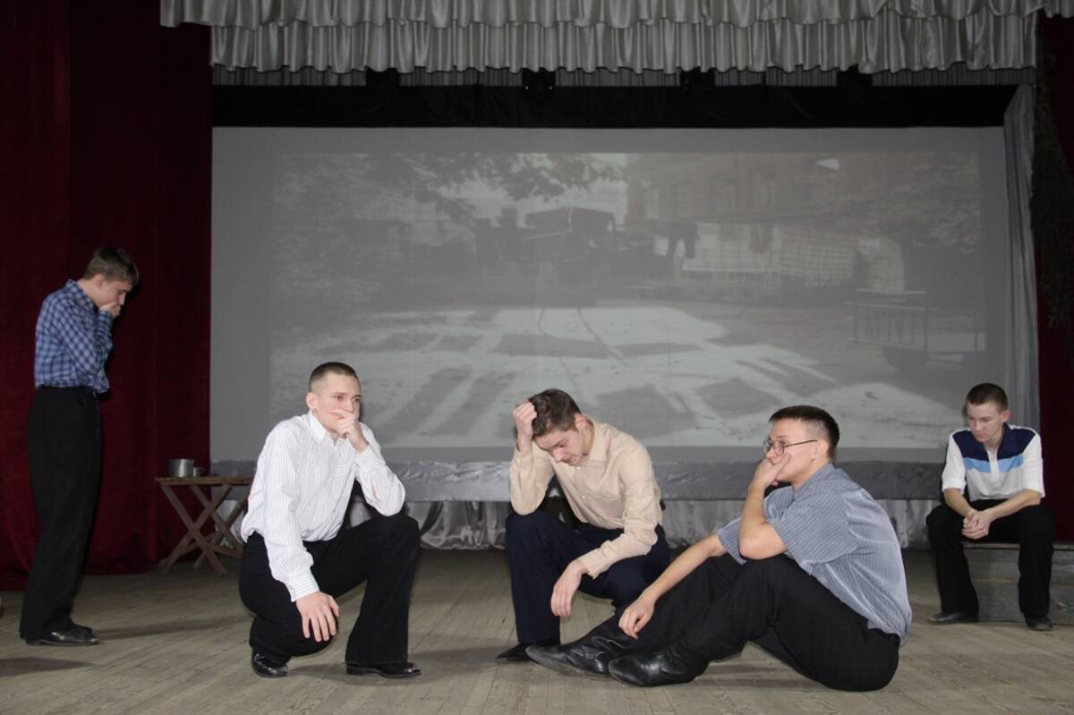 В Локте народный ТЮЗ «Вдохновение» показал спектакль о героях войны