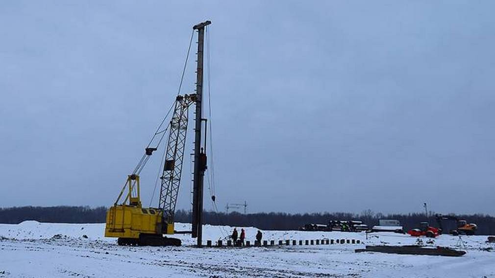 На улице Флотской г.Брянска забили сваи для строительства нового детского сада