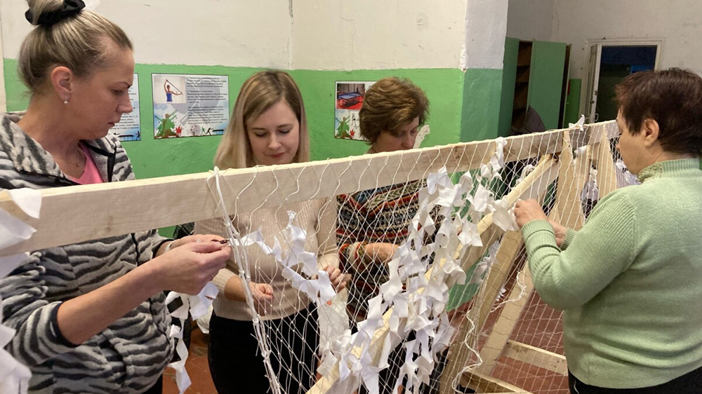 В Новозыбкове вяжут маскировочные сети для военных