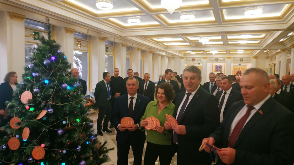 Брянский губернатор Александр Богомаз открыл новогоднюю акцию «Елка желаний»