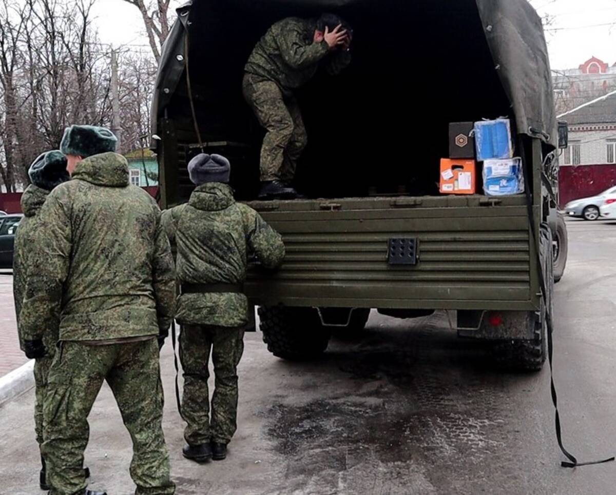 Брянское ОНФ передало военным моторное масло и антифриз