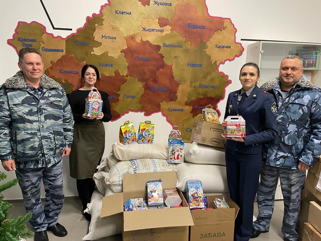 Сотрудники уголовно-исполнительной системы продолжают участие в акции «Новый год в каждый дом»