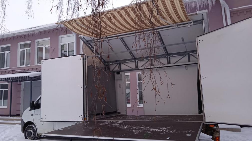 В брянскую Жуковку доставили современный автоклуб