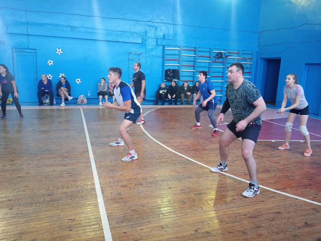 В Карачеве прошли зональные соревнования по волейболу