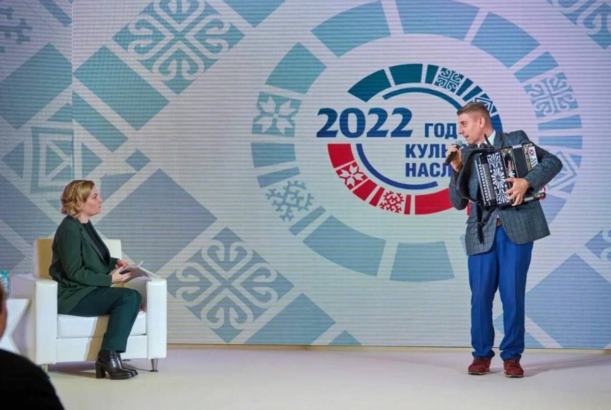 Министр культуры РФ вручила  тульскую гармонь брянцу И.Булаткину