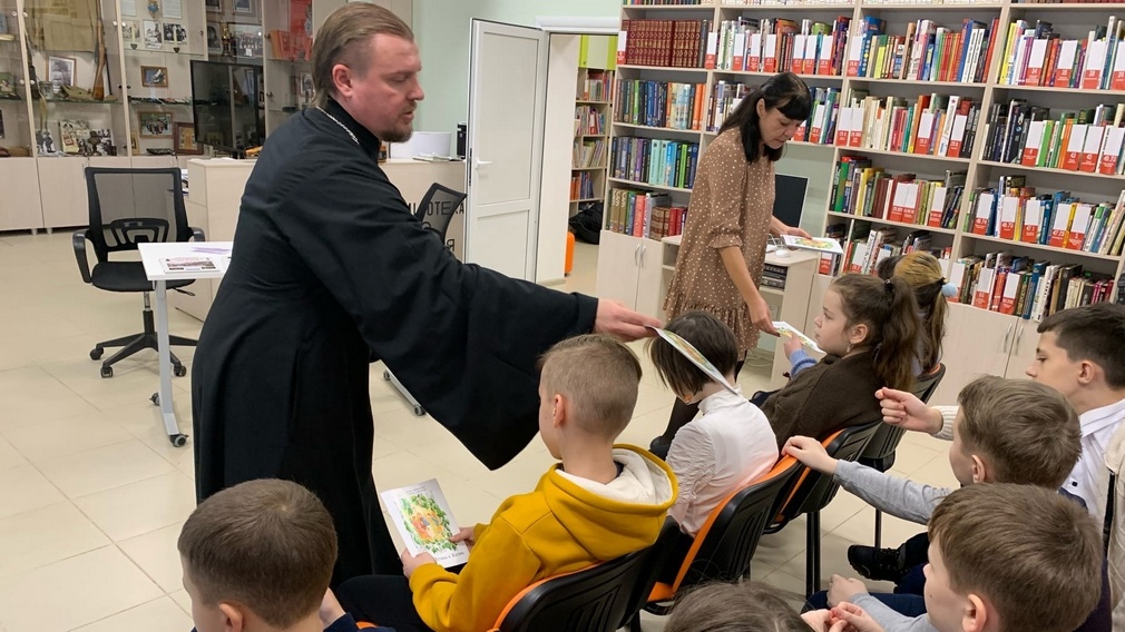 Брянских школьников познакомили с традициями празднования Рождества