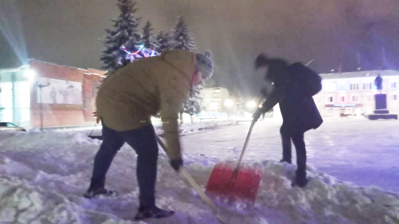 В Карачеве на центральной площади  построили  снежную горку