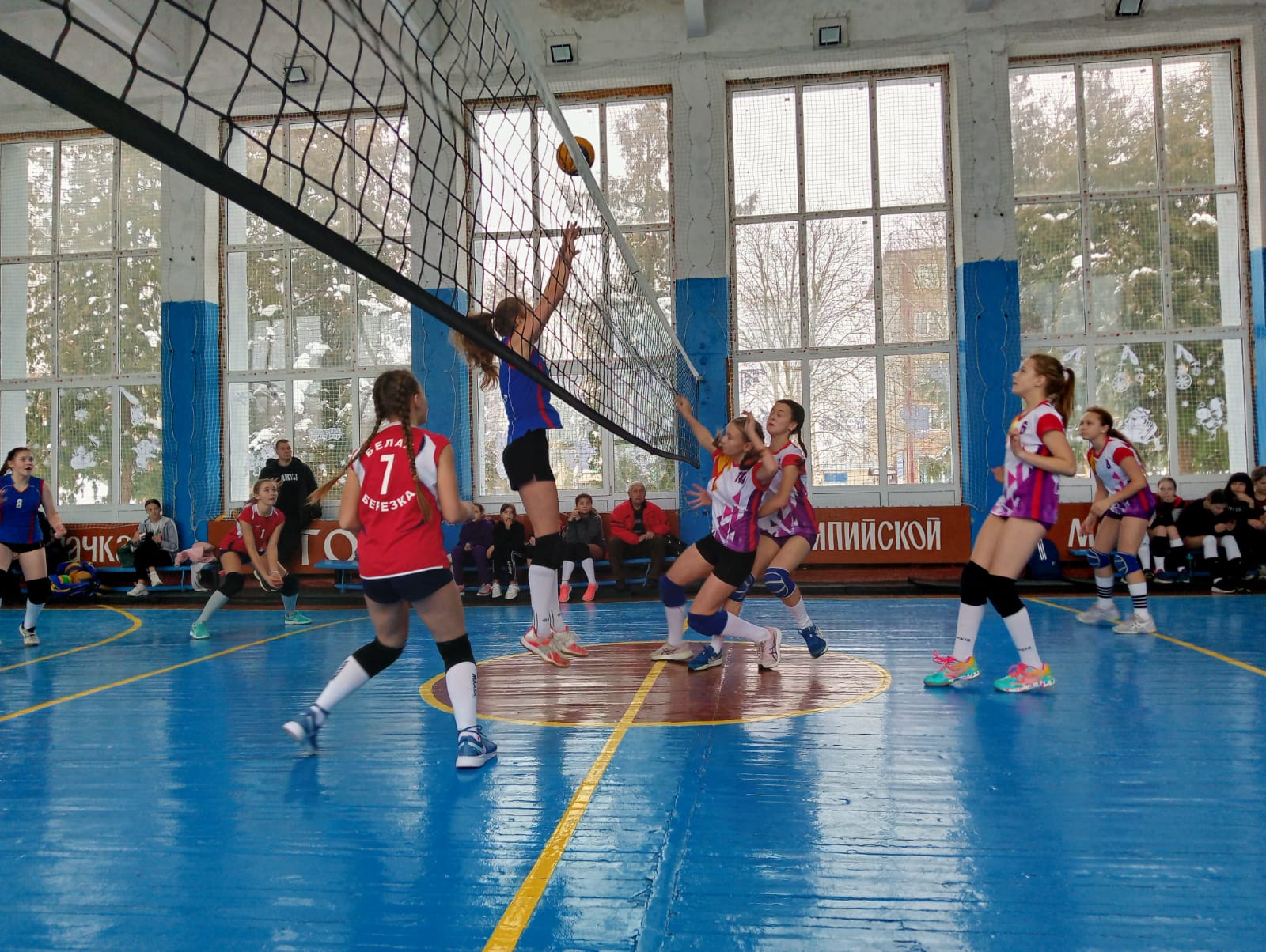 В карачевской ДЮСШ прошло предновогоднее первенство по волейболу