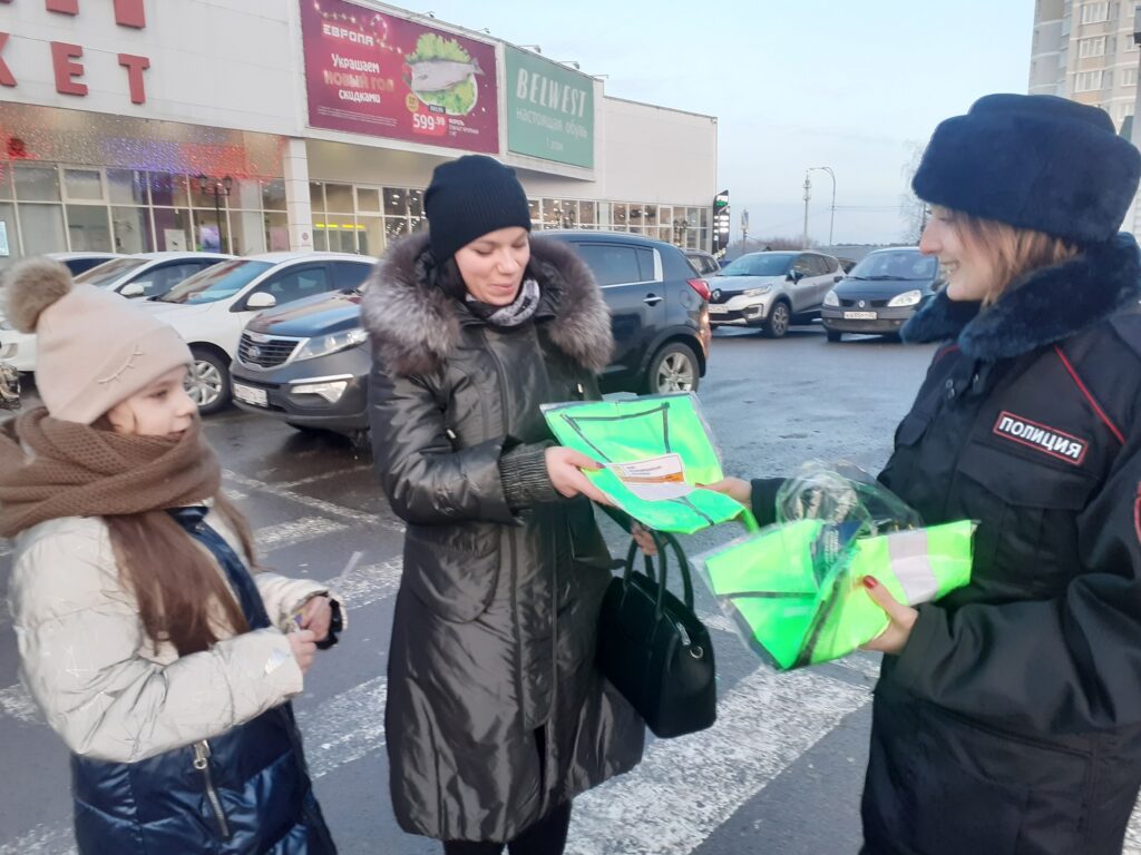 Брянские автополицейские провели беседы о важности использования фликеров