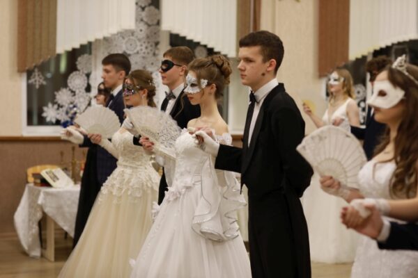 В Клинцах бал-маскарад «Путешествуя во времени» состоялся