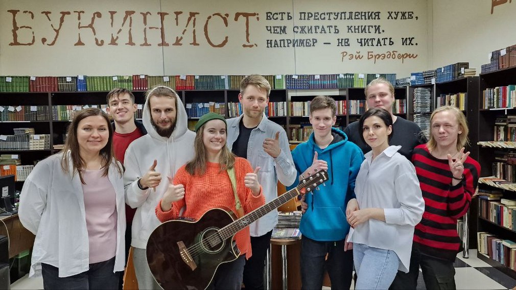 В «Брянсккниге» прошел акустический вечер брянских музыкантов