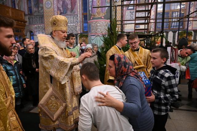 Брянский митрополит Александр вручил подарки нуждающимся детям