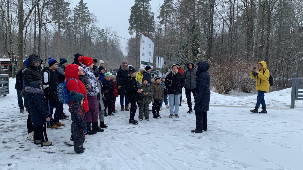 Для эвакуированных из Донбасса провели экскурсию по Брянской «Партизанской поляне»