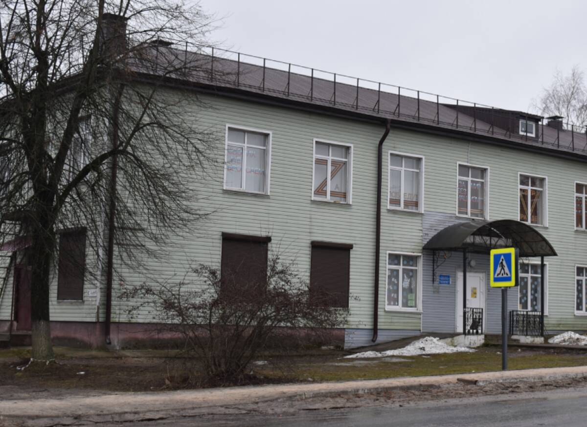 В Клетнянской библиотеке обновили и утеплили крышу