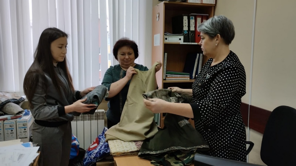 Школьники Брянского района помогают изготавливать маскировочные сети