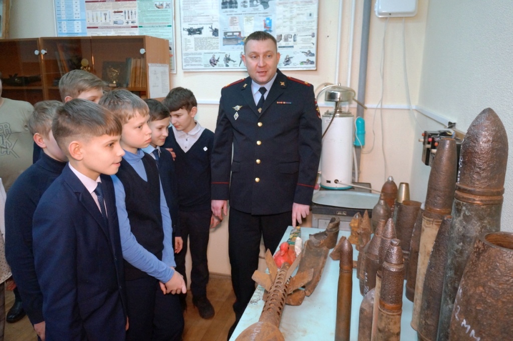 В Брянске полицейские организовали для школьников экскурсию в Экспертно-криминалистический центр