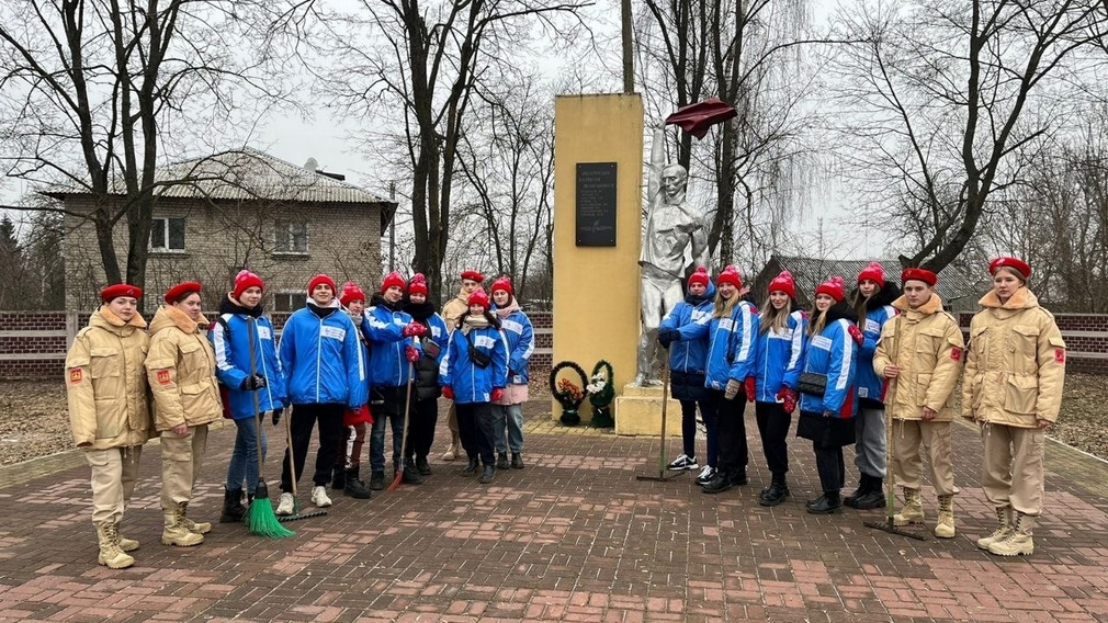 «Снежный десант» и юнармейцы благоустраивают памятники в Комаричском районе