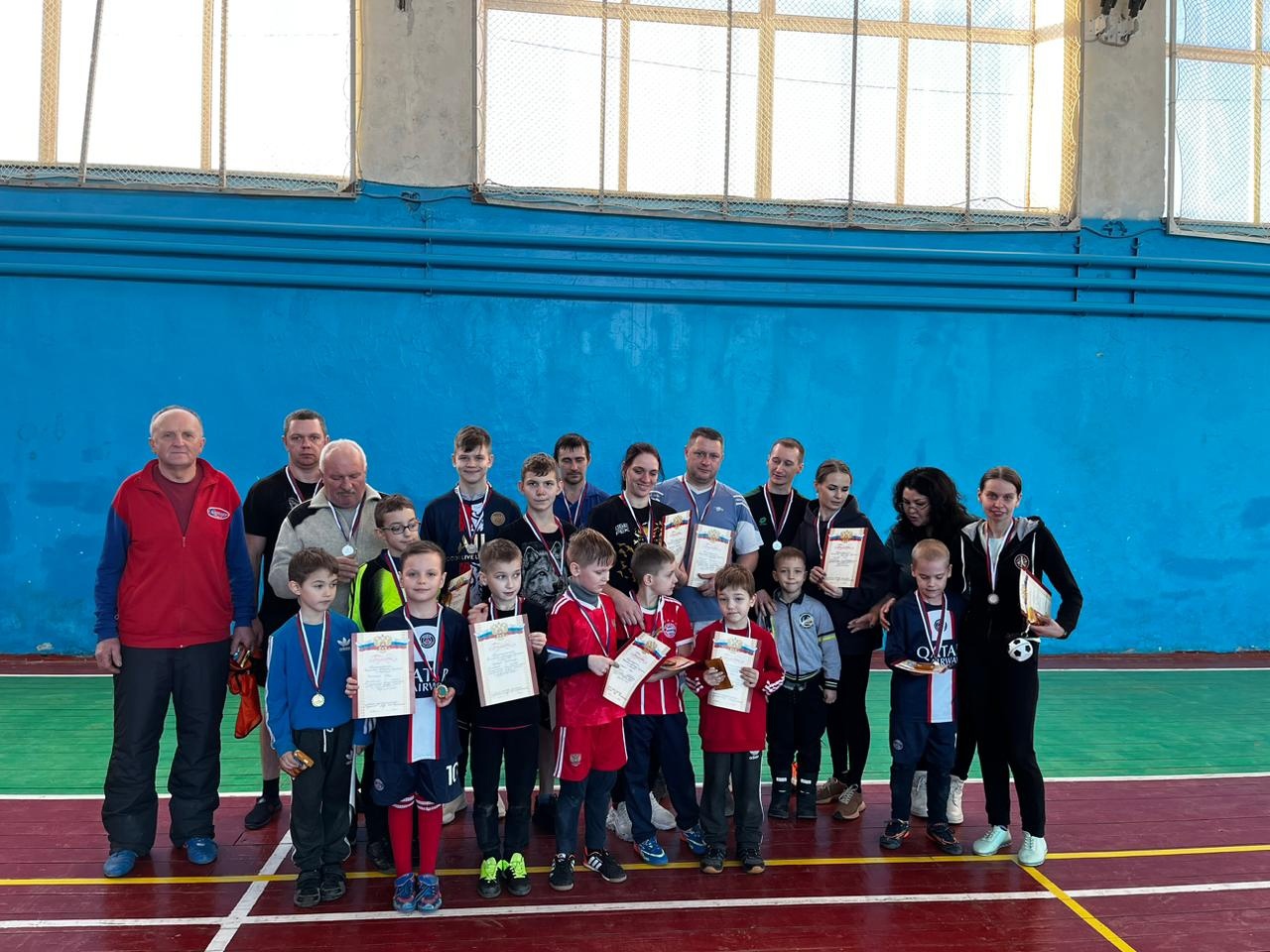 В Карачеве прошел футбольный матч: дети против родителей