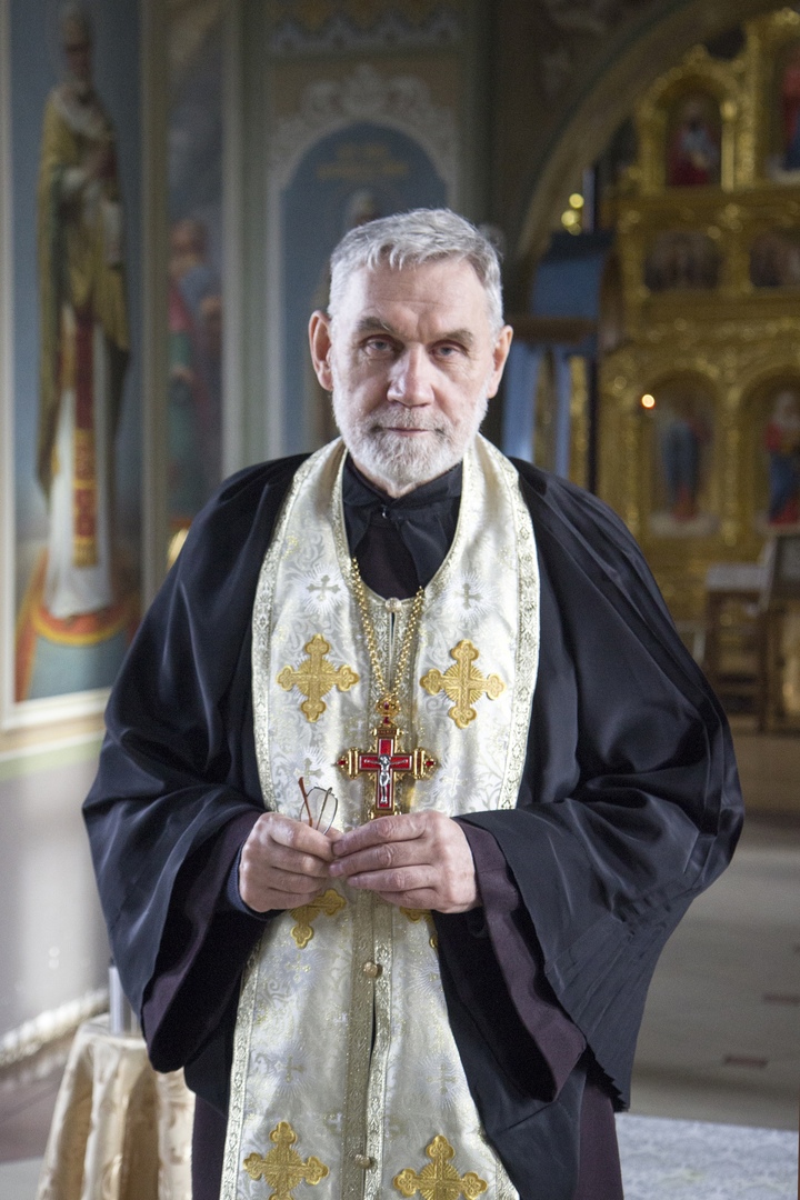 Священник из Карачева продолжает благоустраивать вверенный ему храм